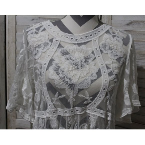 White Lace Maternity Maxi Dress With A V-Neck And Short Sleeves